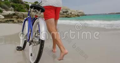 高加索人在海滩上骑自行车<strong>行走的</strong>后景